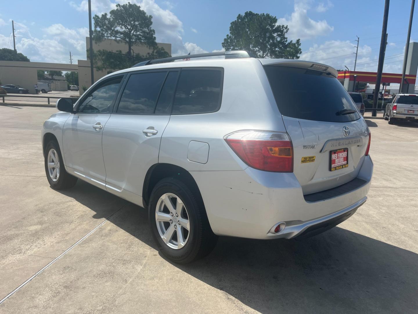 2009 SILVER /gray Toyota Highlander Base 2WD (JTEDA41A192) with an 3.5L V6 DOHC 24V engine, 5-Speed Automatic transmission, located at 14700 Tomball Parkway 249, Houston, TX, 77086, (281) 444-2200, 29.928619, -95.504074 - Photo#4